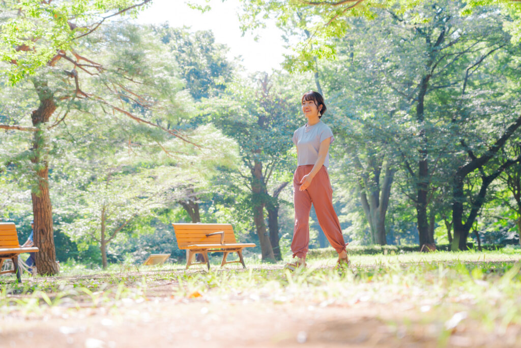 switchlady_ヨガインストラクター_りな_公園を歩く姿